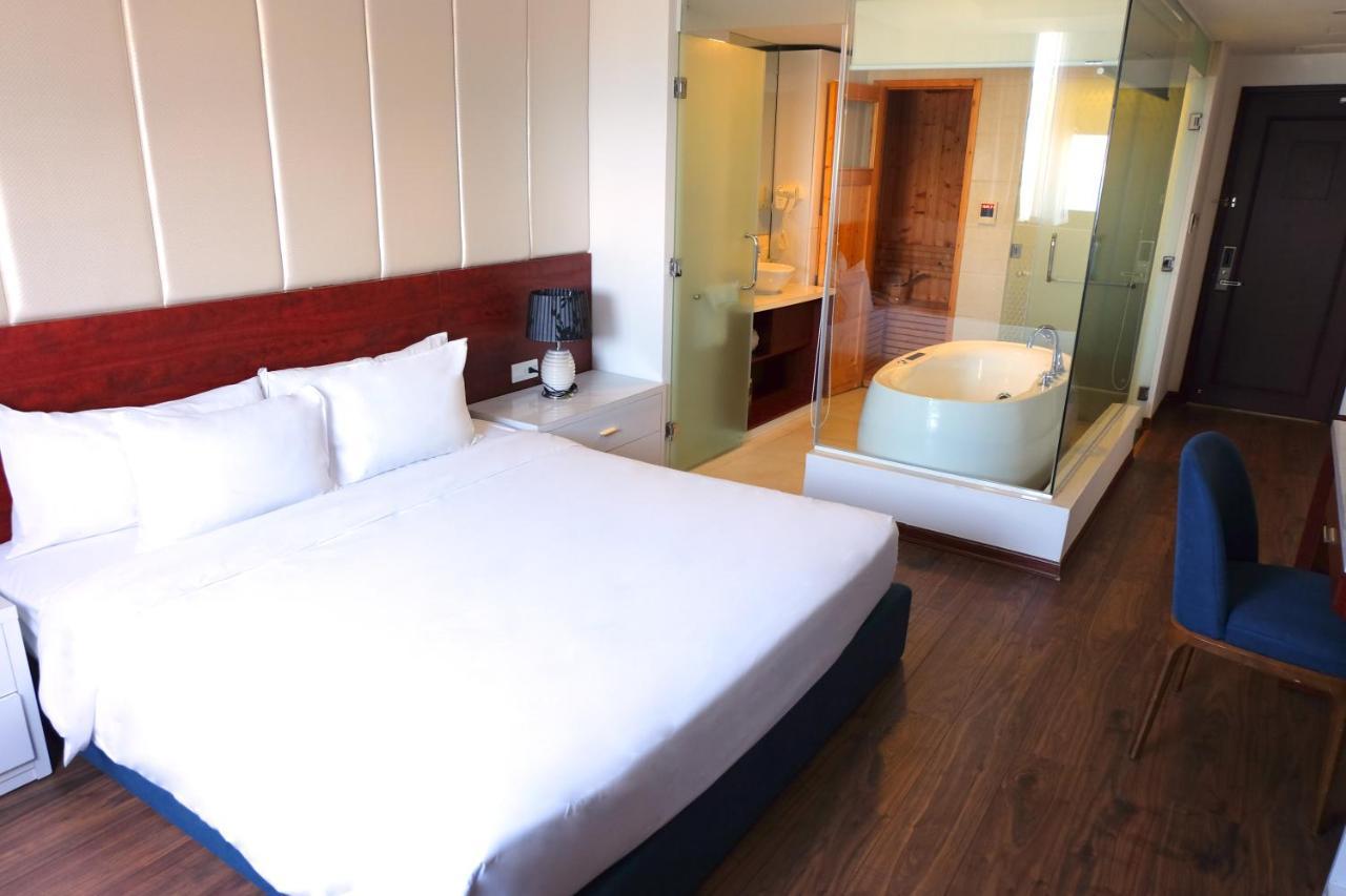 Le Hoang Beach Hotel Danang Extérieur photo